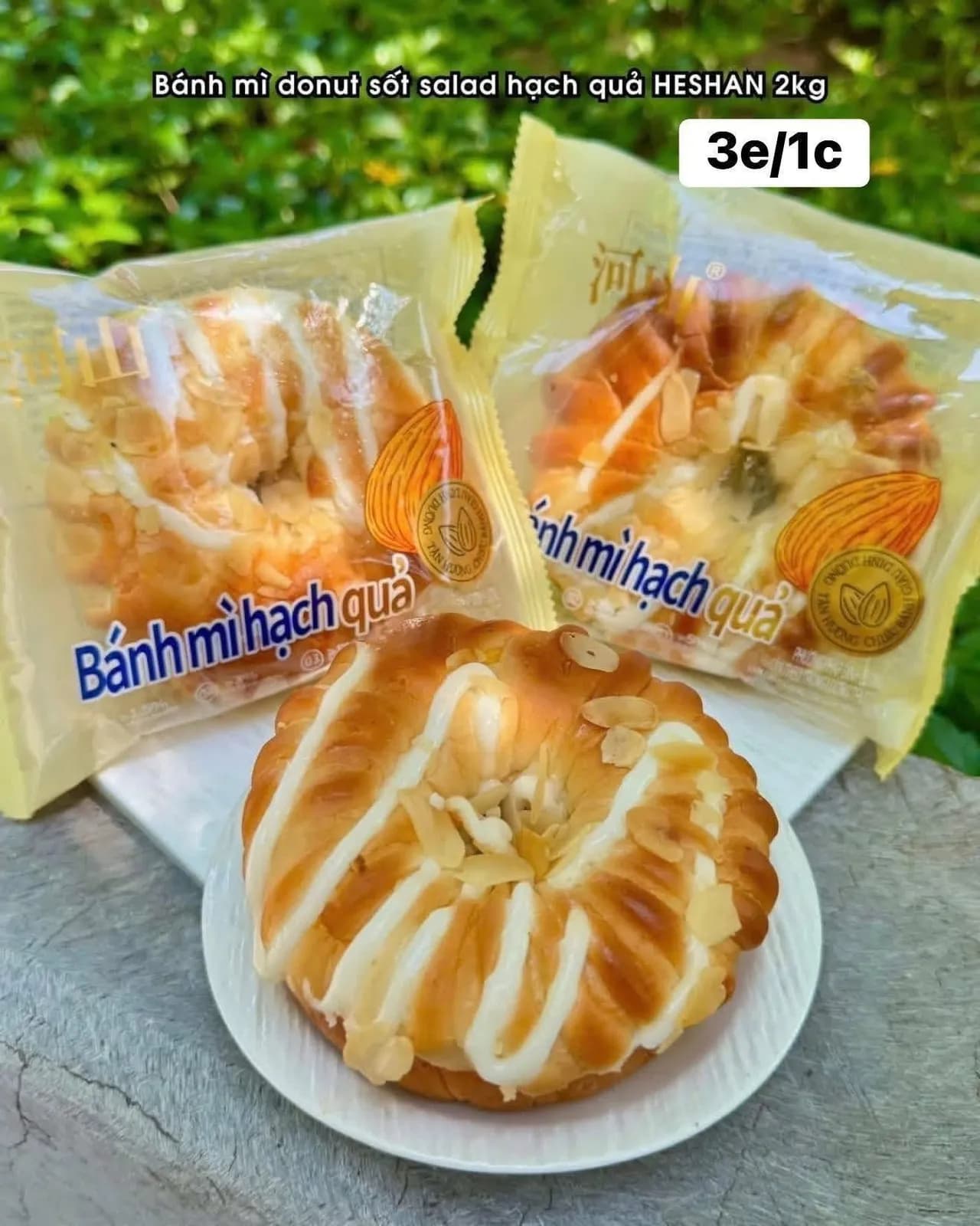 Bánh mì donut sốt salad hạch quả