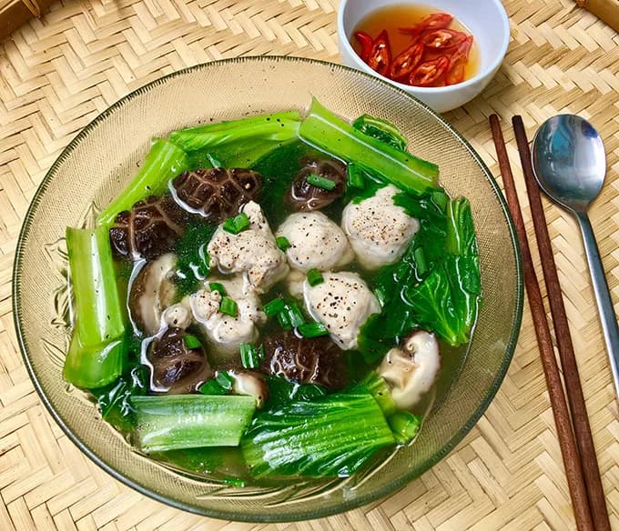 Canh cải xanh nấu mọc