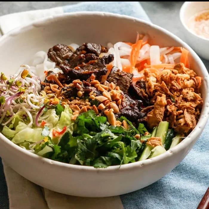Bún nam bộ (lauwarm gericht) - gegrillter hühnersteck/mariniertem rinder 1