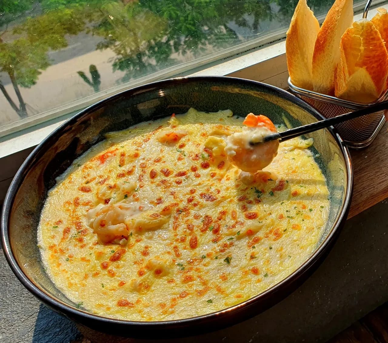 Tôm sốt phô mai bỏ lò + bánh mì