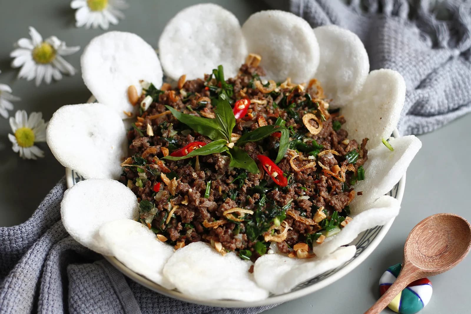 Chim bồ câu xúc bánh đa